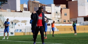 El entrenador azulino, en una de las sesiones de trabajo en el campo federativo de La Espiguera.
