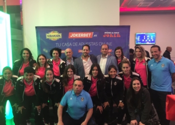 El presidente de esta entidad junto a sus jugadoras, en uno de los actos celebrados este año.