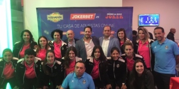 El presidente de esta entidad junto a sus jugadoras, en uno de los actos celebrados este año.