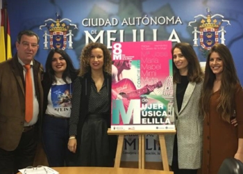 El consejero de Educación , Miguel Miranda, la cantante María Mendoza, la viceconsejera Isabel Moreno, y las cantantes Mabel y Mimi.