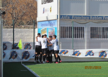 Los futbolistas melillenses, en la celebración de uno de sus goles.