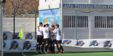 Los futbolistas melillenses, en la celebración de uno de sus goles.