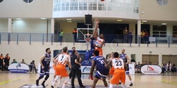 Salto inicial del encuentro que se disputó en la jornada de ayer en el pabellón Javier Imbroda Ortiz entre melillenses y coruñeses.