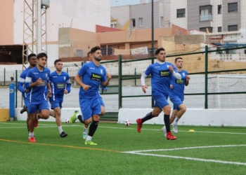 Caras alegres en la sesión de entrenamiento que se desarrolló en la mañana de ayer, en el campo federativo de La Espiguera.