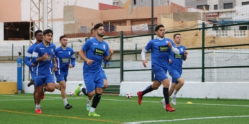 Caras alegres en la sesión de entrenamiento que se desarrolló en la mañana de ayer, en el campo federativo de La Espiguera.