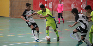 Jugada del partido entre melillenses y ceutíes.