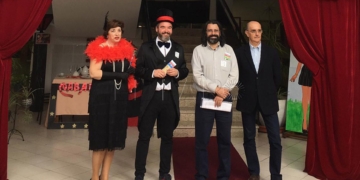 Los docentes y el director del centro junto al director provincial de Educación.