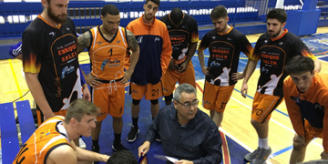 Cuerpo técnico y jugadores de la plantilla estudiantil.