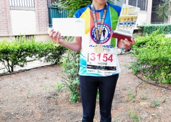 La atleta melillense con sus trofeos acreditativos.