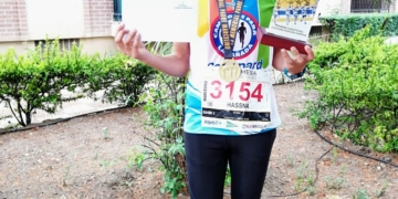 La atleta melillense con sus trofeos acreditativos.
