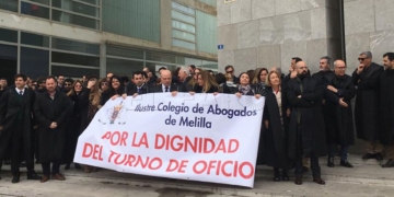 Decenas de abogados han marchado este medio día desde los Juzados, en las Torres V Centenario, hasta las puertas de la Delegación del Gobierno.