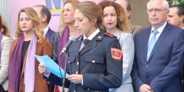 Rebeca de Juan lee el manifiesto de la Asamblea de Melilla.