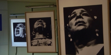 Imágenes de la inauguración de la muestra fotográfica de ‘Ellas, flamencas y gitanas’ de Carlos Reverte ‘Rufo’ en el hall del Teatro Kursaal de Melilla.
