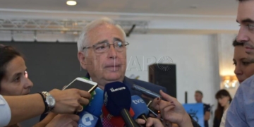 El presidente Imbroda atiende a los medios durante la recepción del 20 aniversario de la Casa de Ceuta en Melilla.