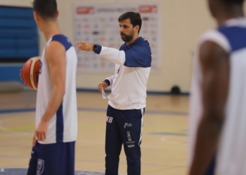 El entrenador del Deceno, en una de las sesiones de entrenamientos junto a sus jugadores.