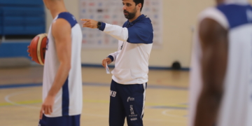 El entrenador del Deceno, en una de las sesiones de entrenamientos junto a sus jugadores.