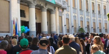 El acto institucional tuvo lugar en la puerta del Palacio de la Asamblea.