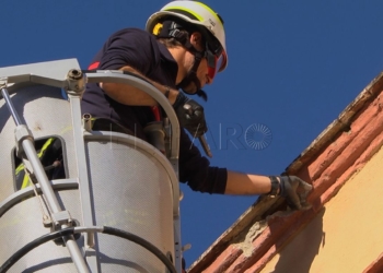 Sanean una fachada para prevenir la caída de cascotes