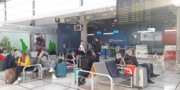 Pasajeros en el aeropuerto melillense, este viernes, tras ser informados de la cancelación del vuelo a Málaga.