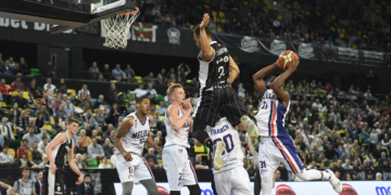 Caleb Agada, con el balón, fue el mejor jugador en ataque del Club Melilla Baloncesto.