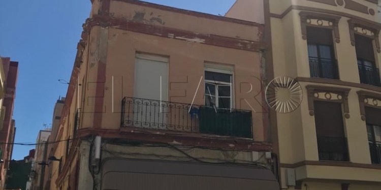 Señalización de peligro en la esquina de las calles Castelar y Murcia, en Melilla