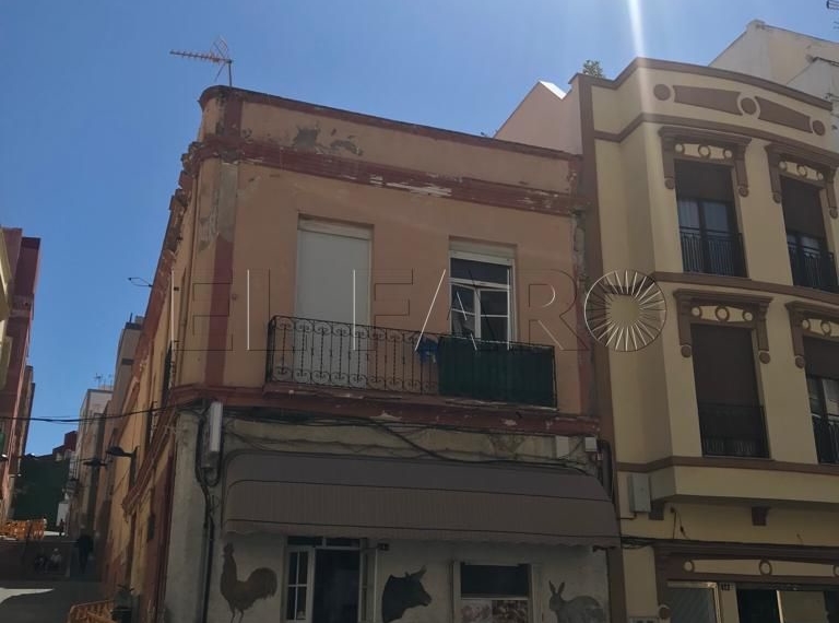 Señalización de peligro en la esquina de las calles Castelar y Murcia, en Melilla