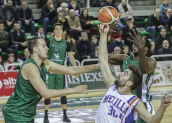 Imagen del encuentro disputado en la primera vuelta en la cancha del conjunto extremeño y que finalizó con victoria de la escuadra de Alcoba por 60-71.