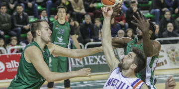 Imagen del encuentro disputado en la primera vuelta en la cancha del conjunto extremeño y que finalizó con victoria de la escuadra de Alcoba por 60-71.