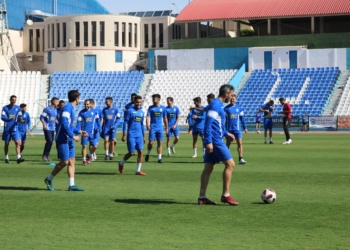 La plantilla azulina se ejercitaba en la matinal de ayer miércoles en el estadio municipal Álvarez Claro.
