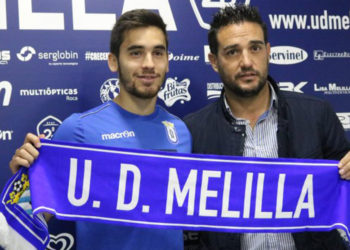 El centrocampista gallego sostiene una bufanda de la entidad azulina junto al director deportivo del club, David Torices ‘Dupi’, tras su presentación oficial como nuevo jugador azulino.