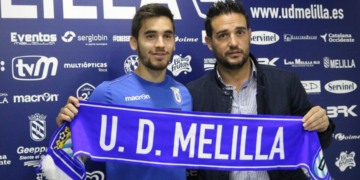 El centrocampista gallego sostiene una bufanda de la entidad azulina junto al director deportivo del club, David Torices ‘Dupi’, tras su presentación oficial como nuevo jugador azulino.