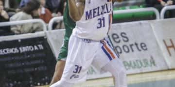 Caleb Agada en una acción del partido de ida disputado en Cáceres.