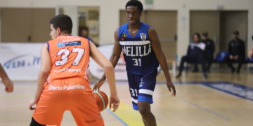 El escolta de la escuadra azulina en un lance del juego del partido disputado en el pabellón Javier Imbroda Ortiz frente a Chocolates Trapa Palencia.