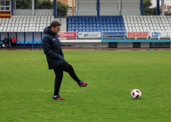 El entrenador de la entidad azulina Luis Miguel Carrión, golpea el balón durante el entrenamiento realizado ayer en el Álvarez Claro.