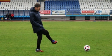 El entrenador de la entidad azulina Luis Miguel Carrión, golpea el balón durante el entrenamiento realizado ayer en el Álvarez Claro.