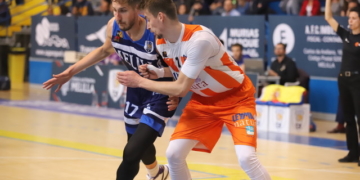 El pívot serbio de la escuadra azulina en un lance del juego del partido disputado en el pabellón Javier Imbroda Ortiz frente a Leyma Coruña.