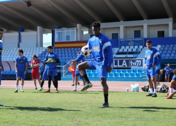 Moha Traoré domina el balón durante el entrenamiento llevado a cabo en la matinal de ayer en el Álvarez Claro.