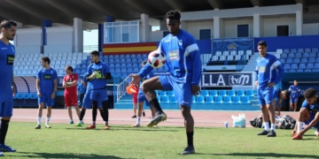 Moha Traoré domina el balón durante el entrenamiento llevado a cabo en la matinal de ayer en el Álvarez Claro.