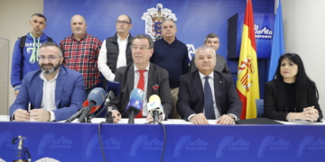 Los presidentes de los clubes melillenses que asistieron a la firma de los respectivos convenios posan junto al consejero Antonio Miranda y el presidente de la RFMF, Diego Martínez.
