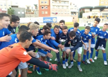 El Cadete de la Unión Deportiva Melilla ya levantó el trofeo de campeón de Copa.31D-1