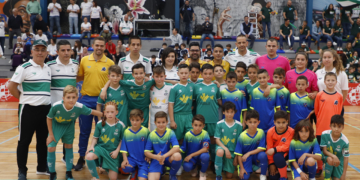 Foto de familia de las selecciones de Melilla y Extremadura, junto con los colegiados del encuentro en el que los de la ciudad autónoma tuvieron una gran actuación a pesar de la derrota encajada.