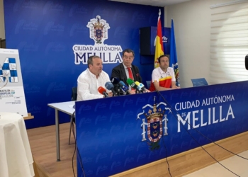 Javier Guillot, presidente de la Federación Melillense de Triatlón, Antonio Miranda, consejero de Educación, Juventud y Deportes de la CAM, y Jorge García, director de competiciones de la FETRI.