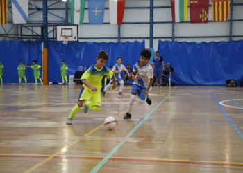 Ruano trata de irse de un jugador del combinado gallego.