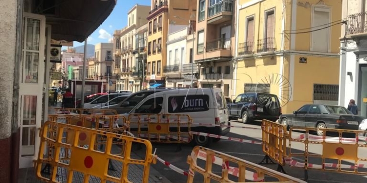 Señalización de peligro en la esquina de las calles Castelar y Murcia, en Melilla