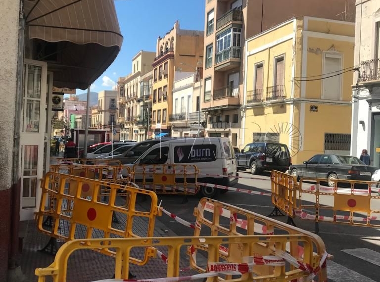 Señalización de peligro en la esquina de las calles Castelar y Murcia, en Melilla