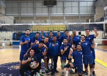 Cuerpo técnico y jugadores de la plantilla del CV Melilla, tras la conclusión del choque ante el FC Barcelona.