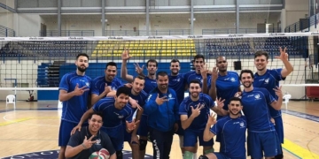 Cuerpo técnico y jugadores de la plantilla del CV Melilla, tras la conclusión del choque ante el FC Barcelona.