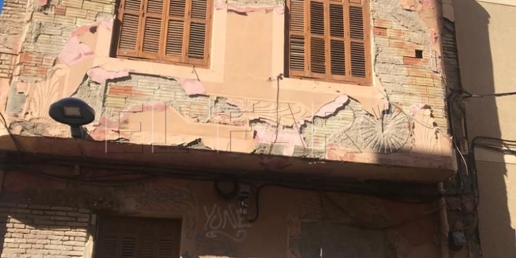 Edificio en mal estado en la esquina de la calle Murcia con Sagasta, en Melilla