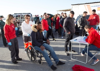 Rescatan a 40 inmigrantes de un yate que podría haber sido robado en Melilla