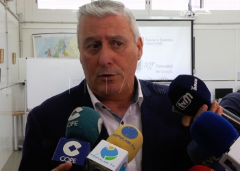 El consejero de Bienestar Social y Sanidad, Daniel Ventura, ofreciendo declaraciones a la prensa.